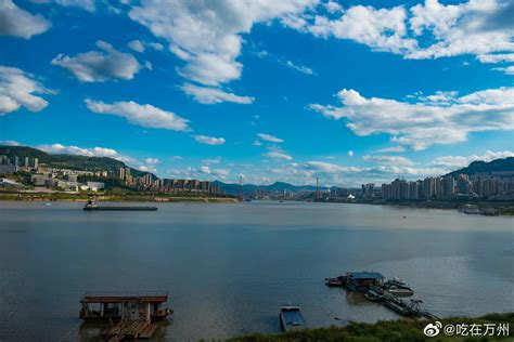 今天，万州现蓝天白云好天气，蓄水后的平湖江更宽阔，城市更美丽