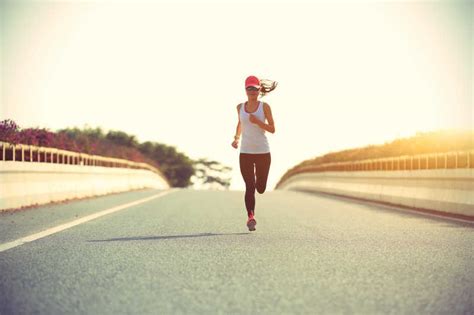 在清晨锻炼的女人在跑步图片-跑在路上的年轻女子跑步者素材-高清图片-摄影照片-寻图免费打包下载
