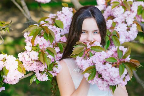 花树下的小女孩图片-可爱的开满花的树下的女孩素材-高清图片-摄影照片-寻图免费打包下载