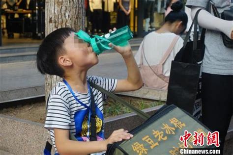 9岁男孩街头卖冰棍 父母：不想圈养孩子 支持外出实践_联盟中国_中国网