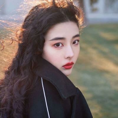 短发微胖女生复古风头像