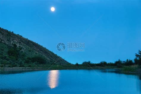 景观与湖上方的月亮深蓝夜和月光反射在水中高清图片下载-正版图片507290629-摄图网