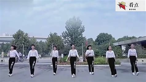 广场鬼步舞《花桥流水》美女们配合默契，舞步优美好看_腾讯视频