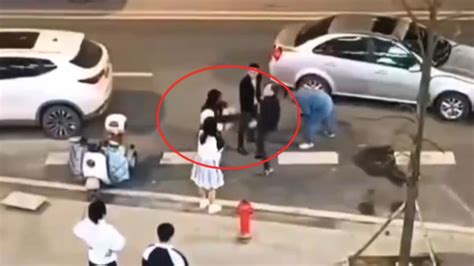 警方通报网传男子当街强吻踹飞女生：系在耳旁谩骂，男子已被刑拘_腾讯视频
