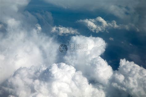 蓝色的天上飘着一块一块的浮云高清图片下载-正版图片303925636-摄图网