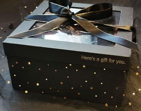 给女生送生日礼物，礼品盒里面送些什么礼物比较好?（可以放个大件，或者放几个小件）？ - 知乎