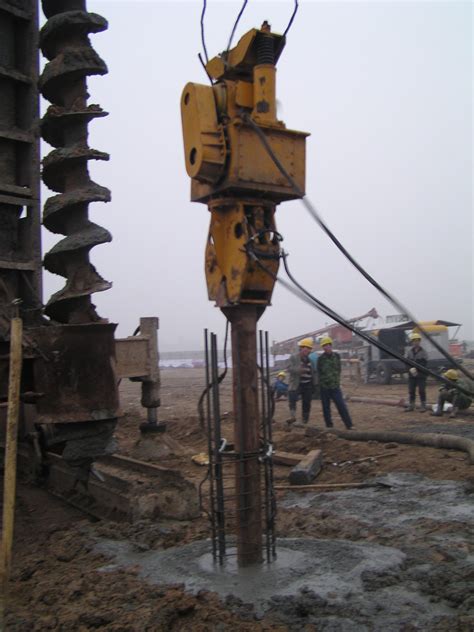 长螺旋钻孔泵送砼成桩后插钢筋笼施工技术-建研地基基础工程有限责任公司