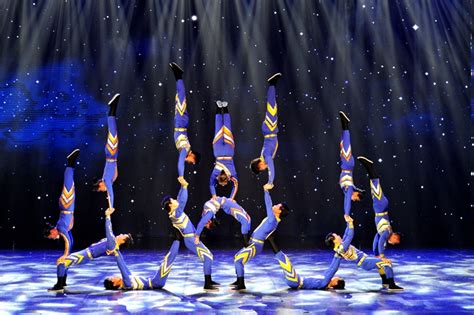 杂技表演《高空走钢丝》，花式技巧，展现了平衡的魅力_腾讯视频