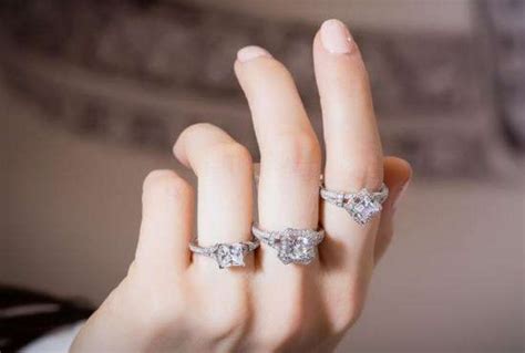 右手食指戴戒指是什么意思 女人十个手指戴戒指的含义_婚庆知识_婚庆百科_齐家网