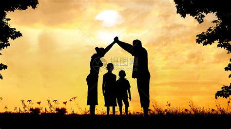 海滩幸福家庭的剪影图片-一家人剪纸素材-高清图片-摄影照片-寻图免费打包下载