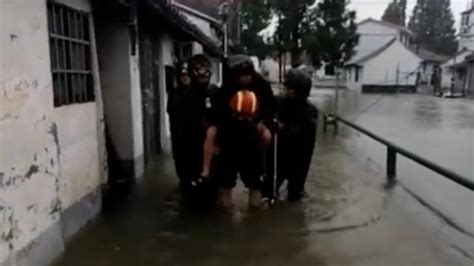 家中进水六旬老人被转移，上海金山居民进水87户已退水9户_凤凰网视频_凤凰网
