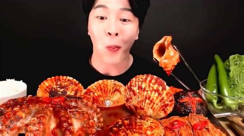 韩国吃播：小哥吃香辣八爪鱼，大口的吃，吃的好开心