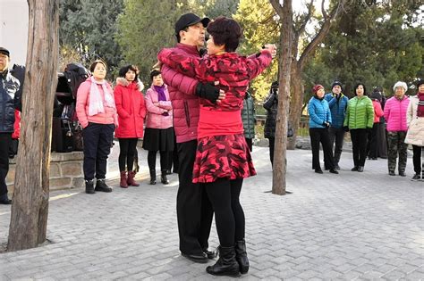 一亿中国大妈的广场舞生意，舞步如何超过孤独？|界面新闻 · JMedia