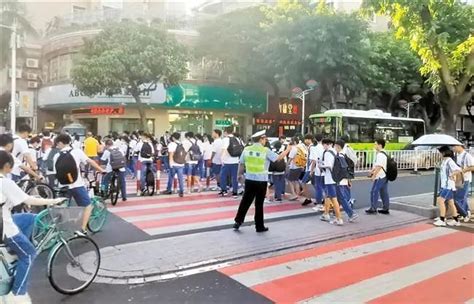 学校门口撞车冲向公交站 一死六伤酿惨剧_搜狐汽车_搜狐网