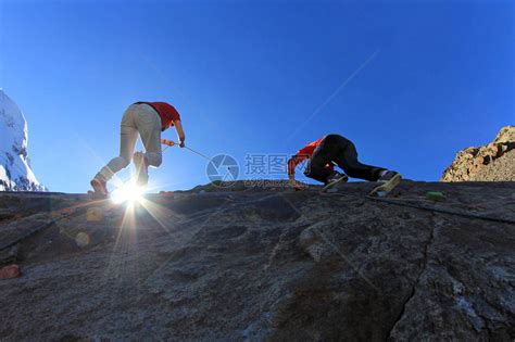 一个女人和一个男人爬上山顶两个运动员在固高清图片下载-正版图片505154948-摄图网