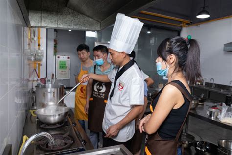 麻辣烫培训在餐饮培训机构需要多少天能学得会？_煌旗小吃培训机构