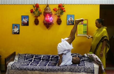 印度120岁人谈长寿秘诀：不近女色每天做瑜伽(图) - 社会百态 - 华声新闻 - 华声在线