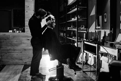 理发师 图片-理发师在为帅哥修理头发素材-高清图片-摄影照片-寻图免费打包下载