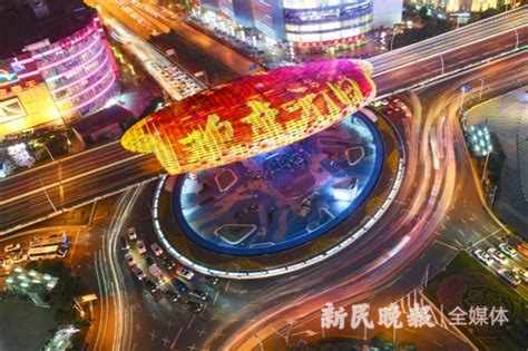 上海杨浦五角场商圈重启 夜幕下流光溢彩美不胜收