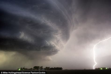 “追风者”拍摄超级单体雷暴 画面如世界末日