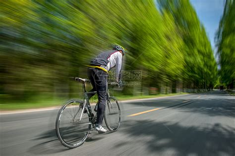 骑自行车下坡的男子高清图片下载-正版图片501517209-摄图网