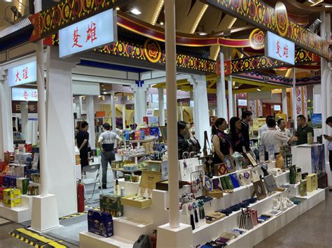 （楚雄日报社全媒体记者 李朝斌）7月20日，楚雄州组织10县（市）30家企业，参加了在上海市举办的第六届对口地区特色商品展销会。