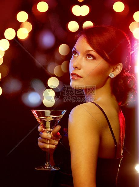 豪华,贵宾,夜生活,派美丽的女人晚礼服与鸡尾酒高清图片下载-正版图片300831336-摄图网