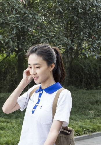 女学生扎马尾辫图片