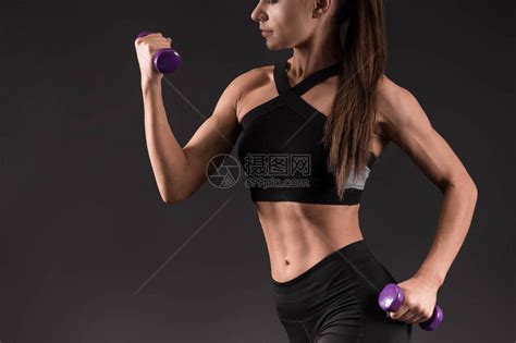 具有吸引力的健身女子与哑铃高清图片下载-正版图片503511049-摄图网