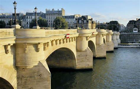 巴黎新桥的建筑特点及历史介绍