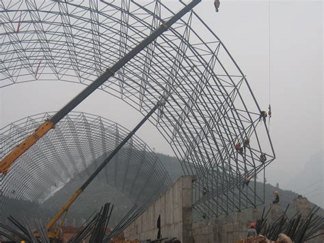 广西象州体育馆钢结构网架加工完毕，网架安装中！
