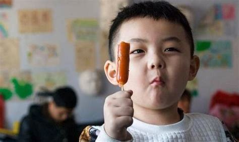 一两块钱一根的烤肠，孩子们放学抢着吃，是什么做的？-中国健康