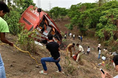 印度一巴士坠崖 造成17人死亡33人受伤_国际新闻_海峡网