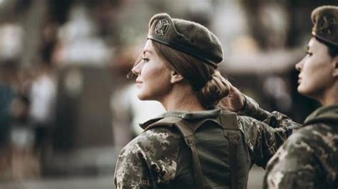 乌克兰女兵操作自行火炮打击俄军 战车内播放超燃摇滚乐_凤凰网视频_凤凰网