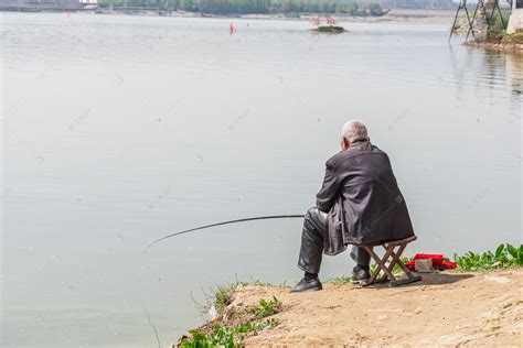 钓鱼白天钓鱼老人户外河边钓鱼摄影图配图高清摄影大图-千库网