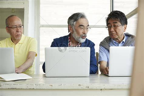 使用笔记本电脑的老年男子高清图片下载-正版图片501823962-摄图网