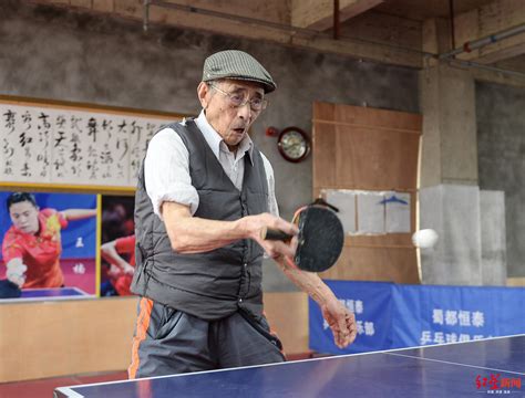老年男性打乒乓球形象高清图片下载-正版图片507510663-摄图网