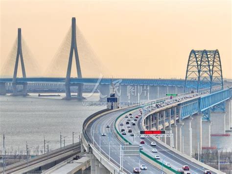 江苏：沪通长江大桥主航道钢梁架设近半（图）