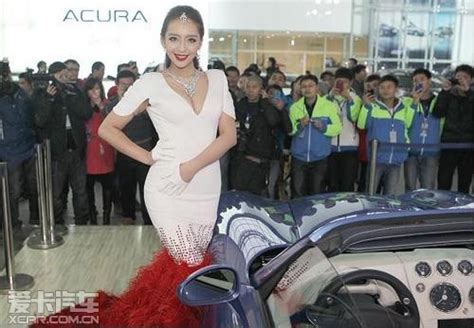 《同桌的你》中国第一车模曹阳演绎清纯女学生_嘿呀网