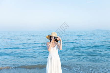 海边沙滩散步的美女背影高清图片下载-正版图片501607997-摄图网