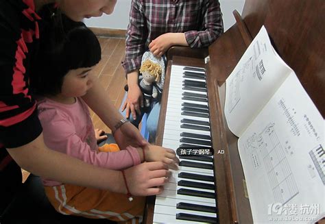 小女孩在钢琴上弹奏音乐图片-正在弹奏钢琴的小女孩素材-高清图片-摄影照片-寻图免费打包下载
