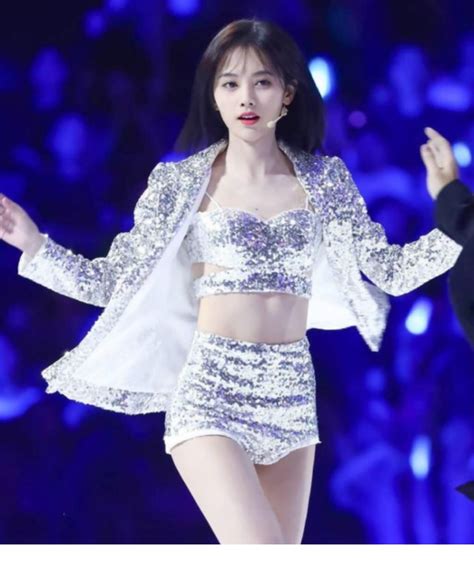 鞠婧祎露图片