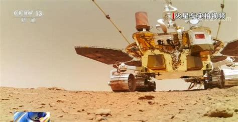 中景宇航员穿着宇航服探索火星/红色星球。第一次载人火星任务，技术进步带来了太空探索和殖民。视频素材_ID:VCG42N933610124 ...