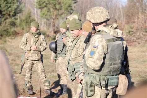 美媒披露：乌克兰士兵在英国接受城市战培训_手机新浪网