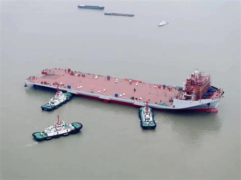 江苏海事局 海事动态 泰州海事局维护国内最大功率兆瓦级全电力甲板运输船顺利出坞