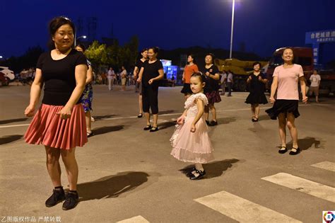山东济南：大妈跳舞跳到了公路上，单行3车道全部占满__财经头条