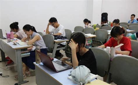 女生300分考上郑州师范学院，二本毕业，被招聘到大学任教__凤凰网