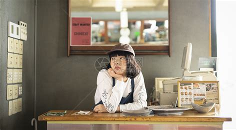咖啡馆女收银员工作形象高清图片下载-正版图片502242997-摄图网