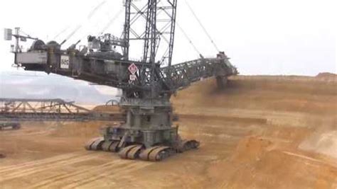 世界最大挖掘机长什么样？重量超过13000吨，一天挖一座山