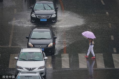 辽宁大连：大雨滂沱行人避雨忙